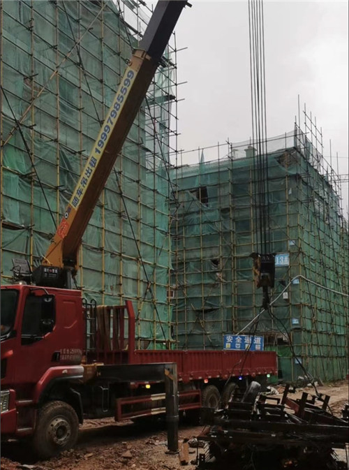 扎囊县“慢工细活”—— 吊车的 “微动控制” 技术